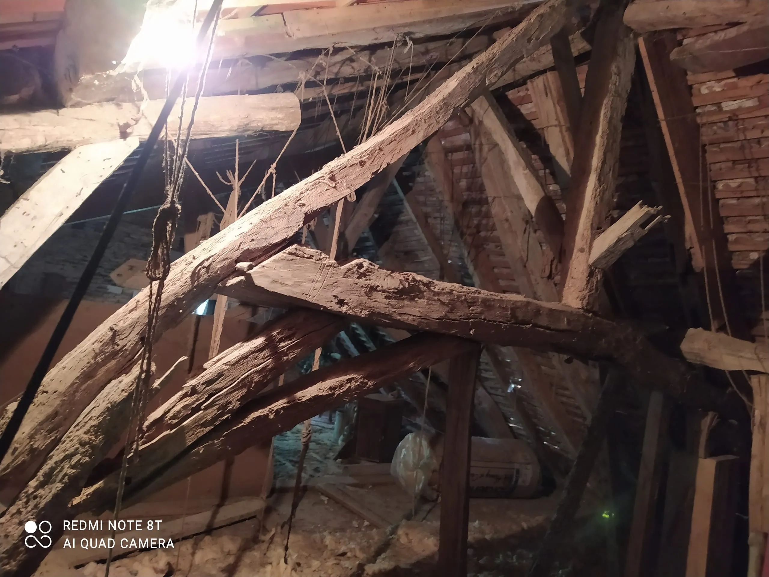 Poutres et assemblages d’une charpente ancienne visibles dans des combles en rénovation