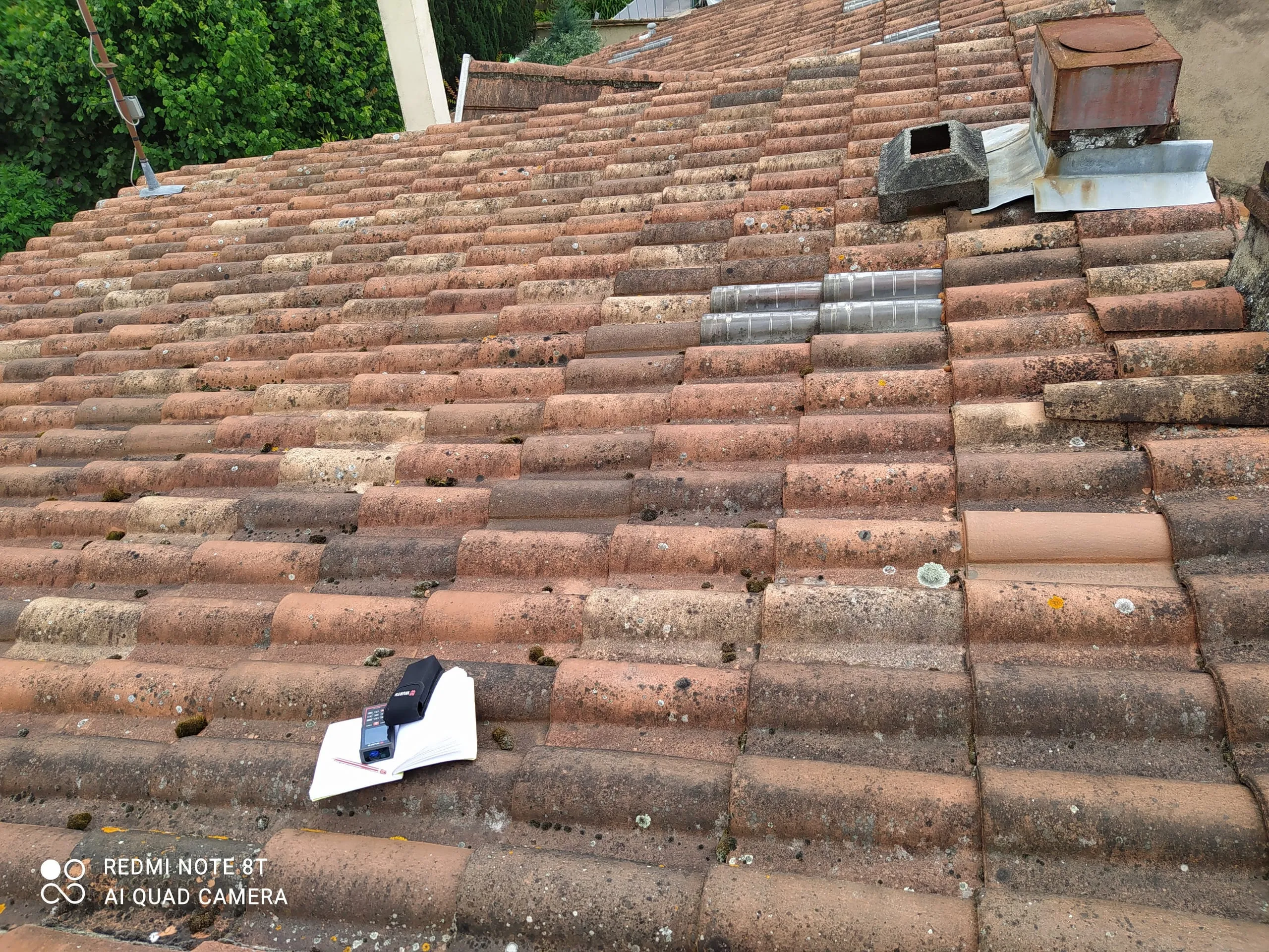 Inspection d’une toiture en tuiles canal avec raccords en zinc et appareil de mesure