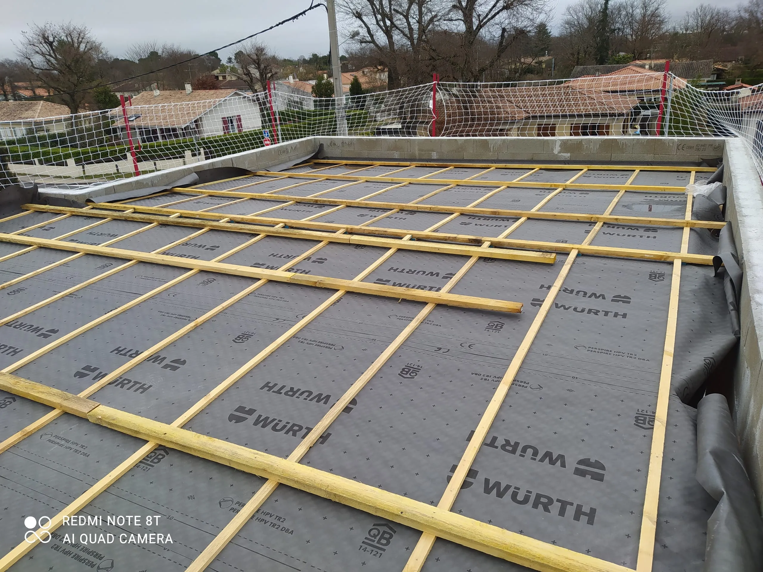 Membrane grise et réseau de liteaux sur une toiture-terrasse en préparation