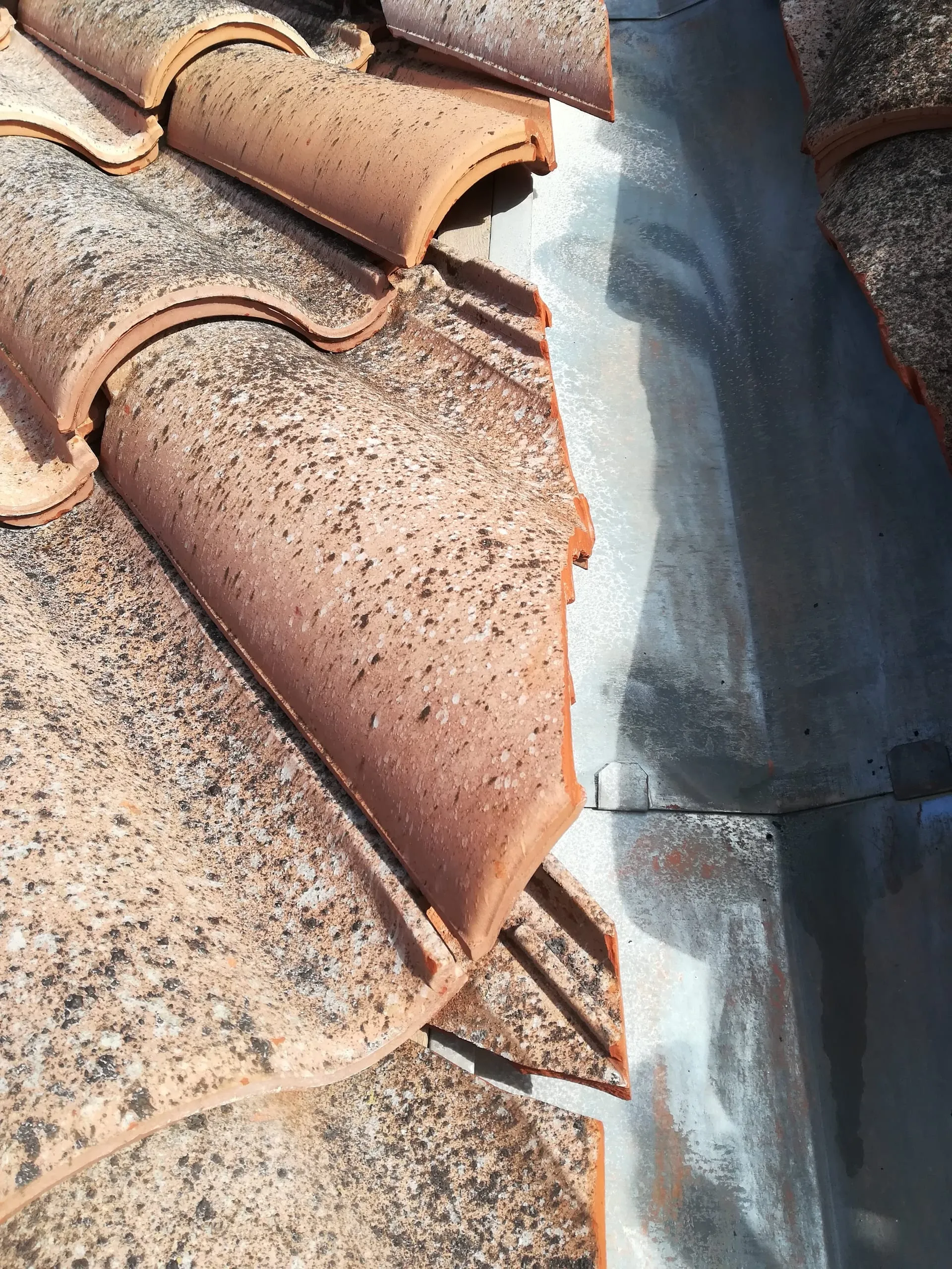 Noue en zinc entre deux rangées de tuiles canal anciennes