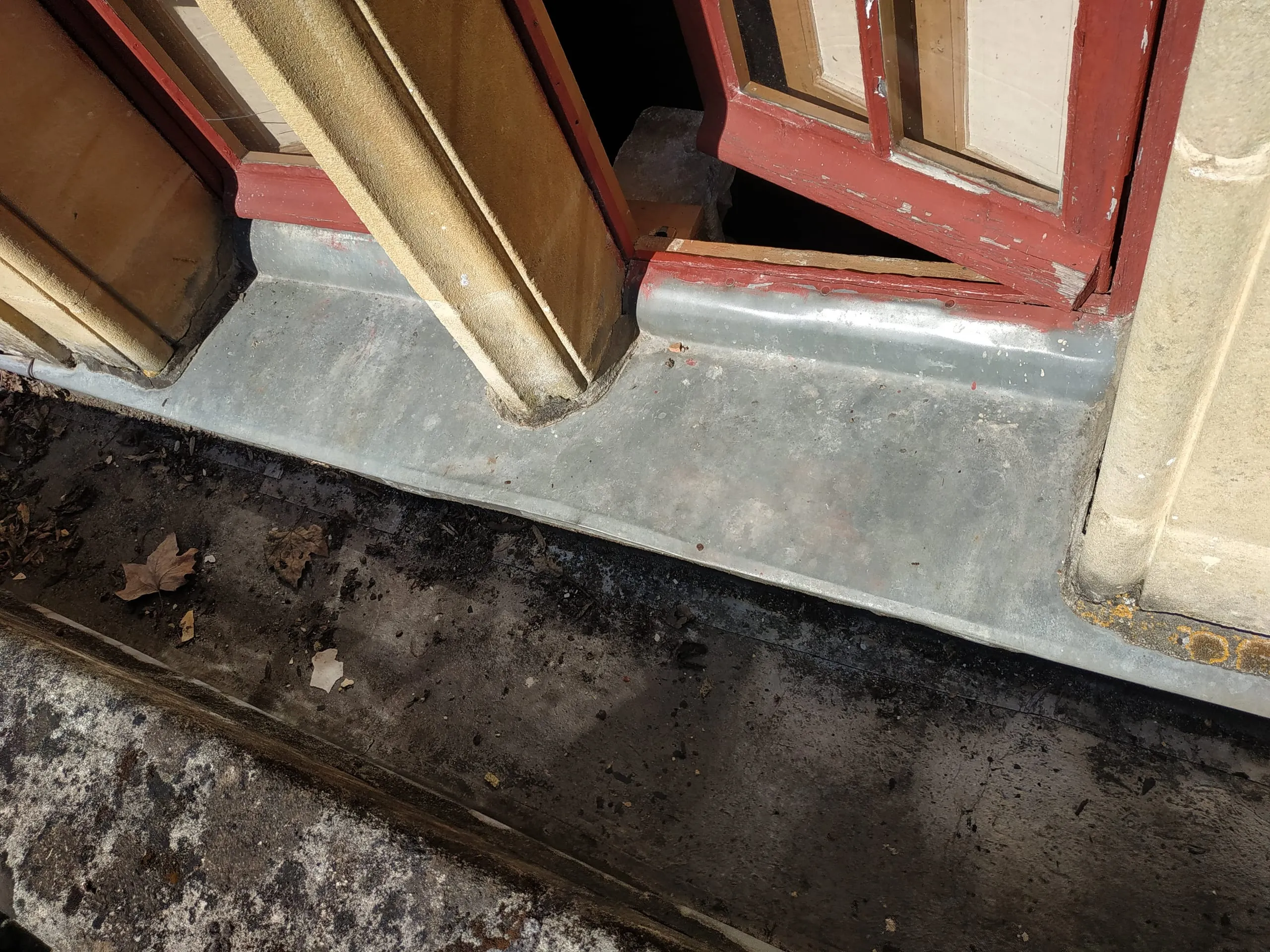 Habillage en zinc au pied d’une fenêtre de toiture et de ses montants