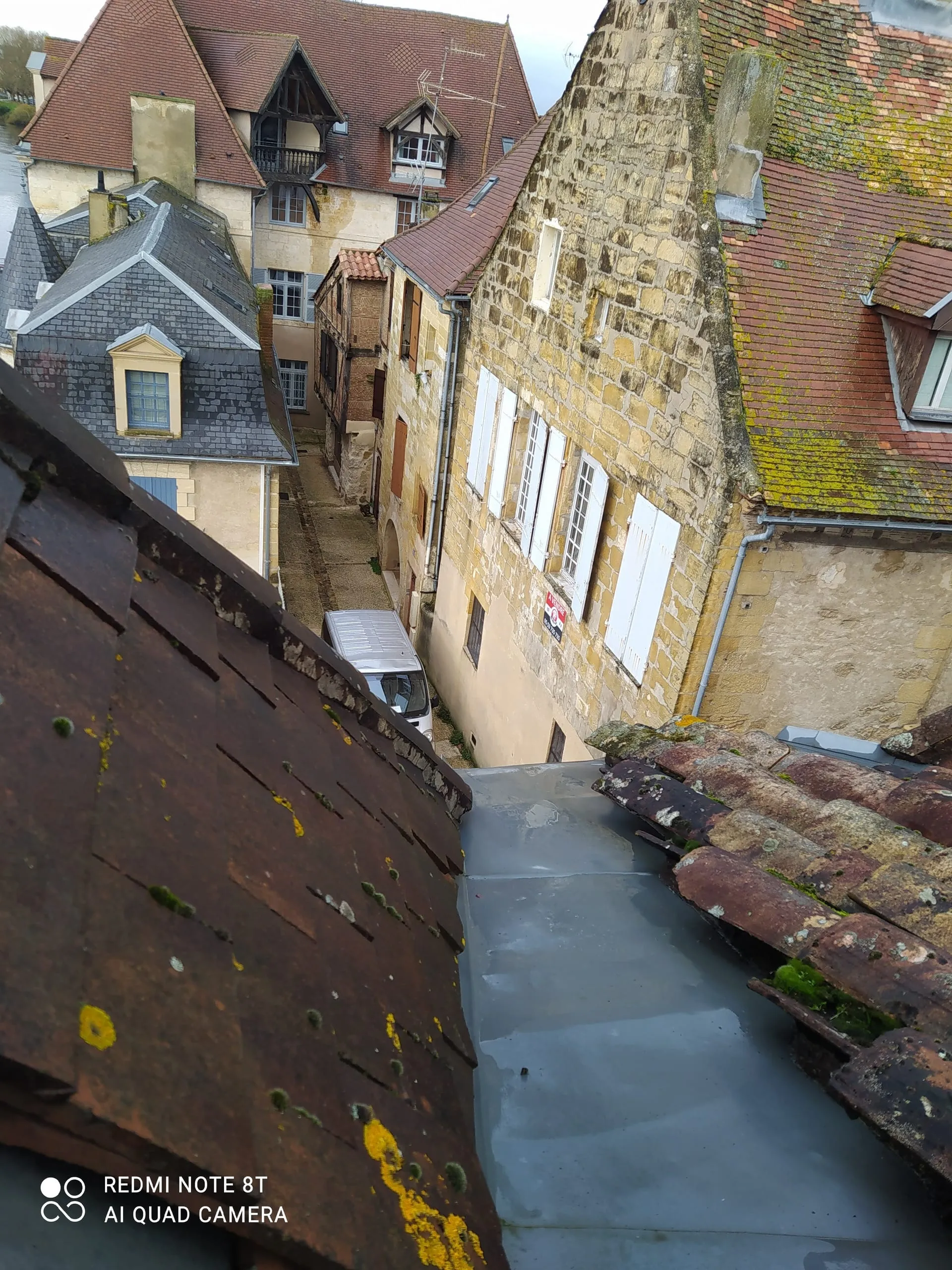 Jonction en zinc entre plusieurs pans de toitures anciennes en tuiles