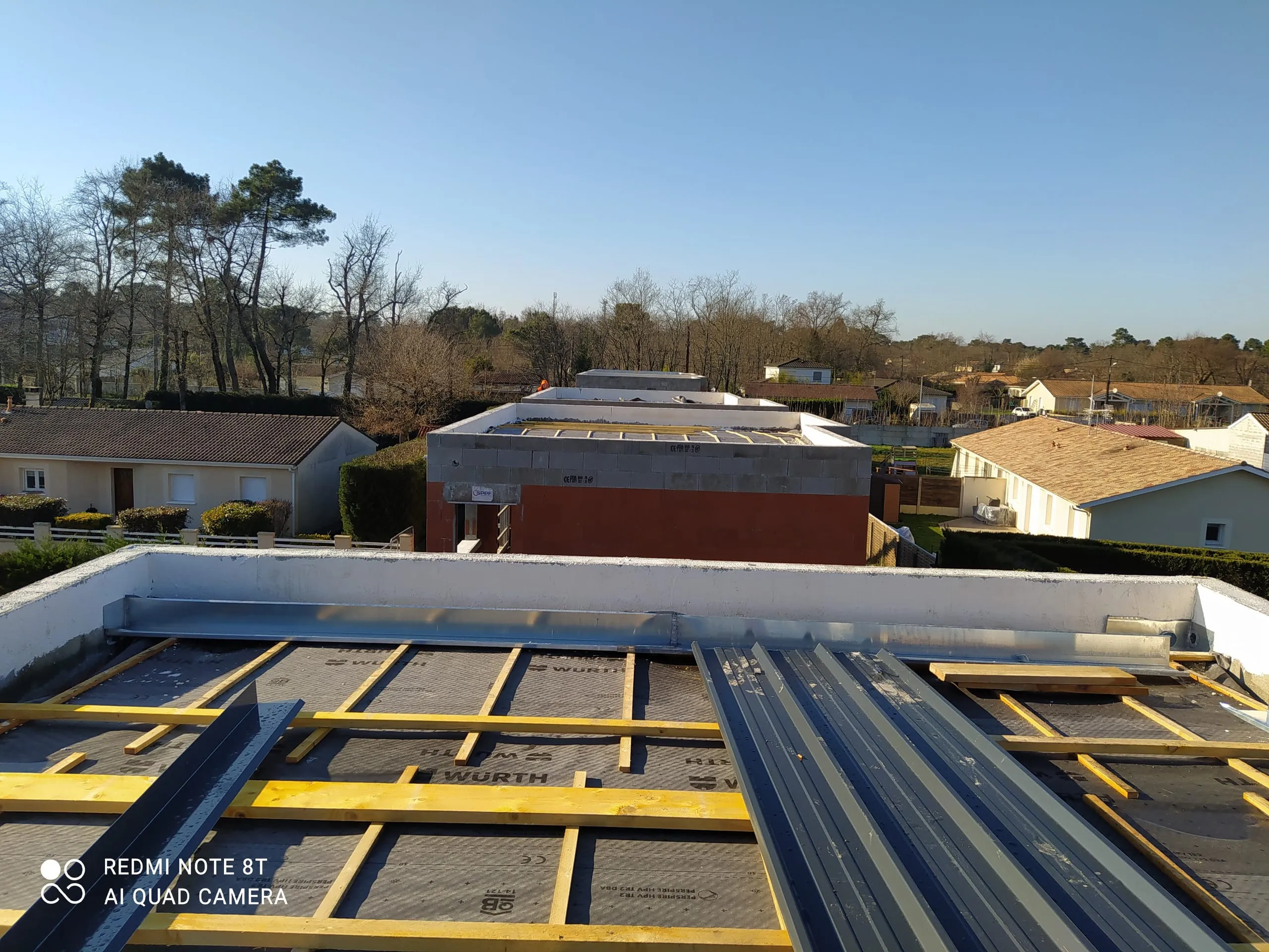 Rénovation d'une toiture avec écran sous-toiture, liteaux en bois et éléments métalliques
