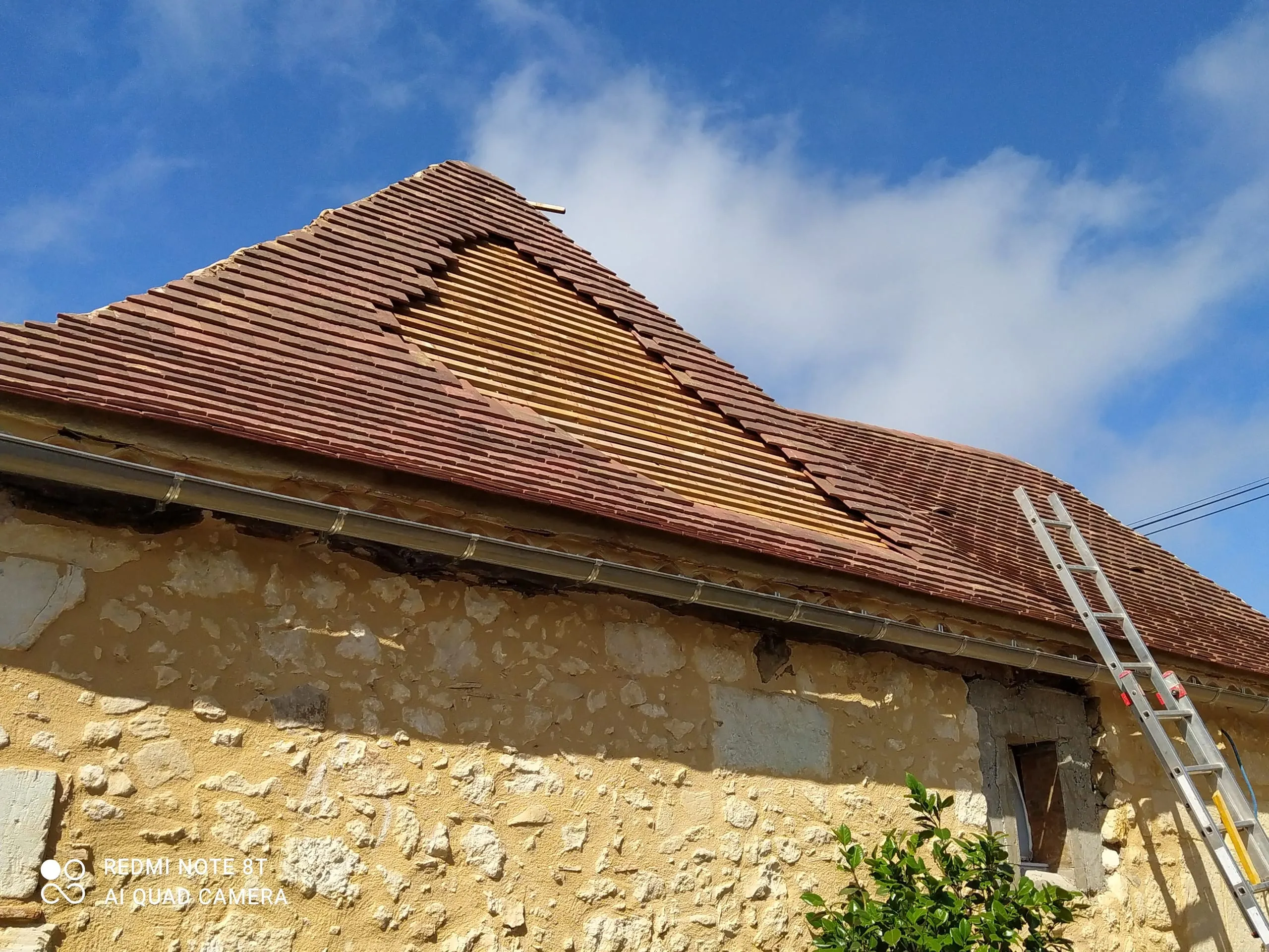 Rénovation d’une couverture en tuiles avec voligeage apparent, gouttière et échelle
